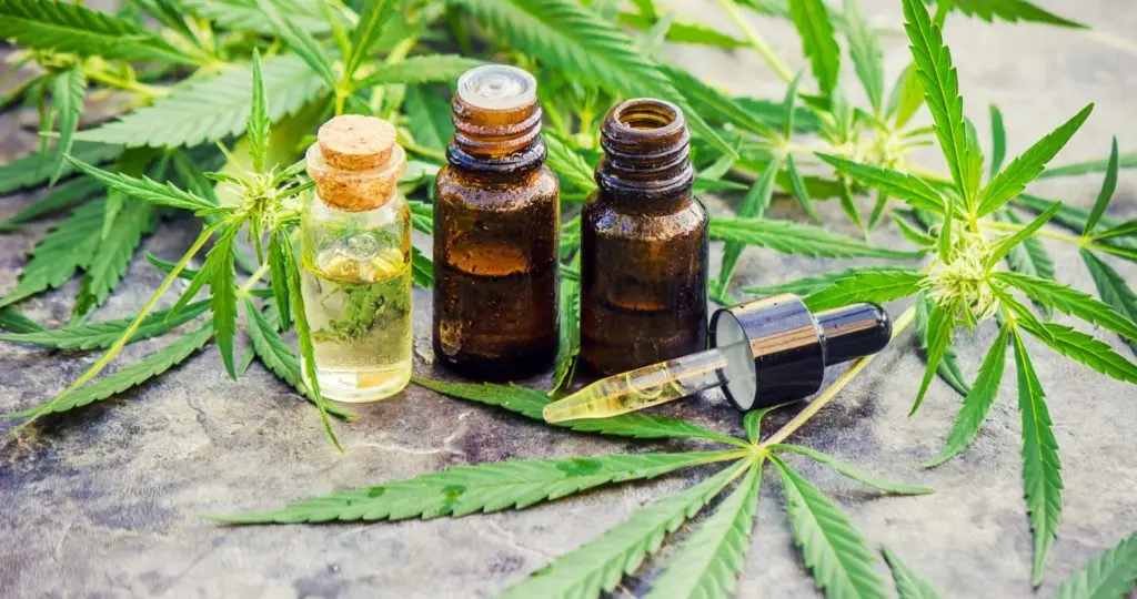 Immagini Stock - Vista Dall'alto Di Composizione Piatta Laica. Foglie Di  Marijuana, Olio Di Cannabis E Semi Di Canapa. Bottiglia Di Vetro Con Olio  Di CBD, Tintura Di THC. Cosmetici Olio Di